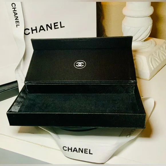 “Host Pick” VTG CHANEL COLLECTIBLE JEWELRY CASE - Picture 5 of 9